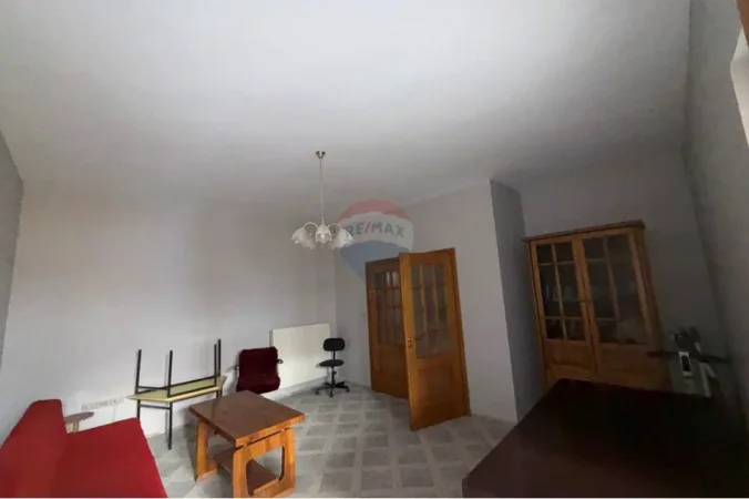 Tirane, jepet me qera zyre , 247 m² 1.000 € (Ambasada Amerikane)