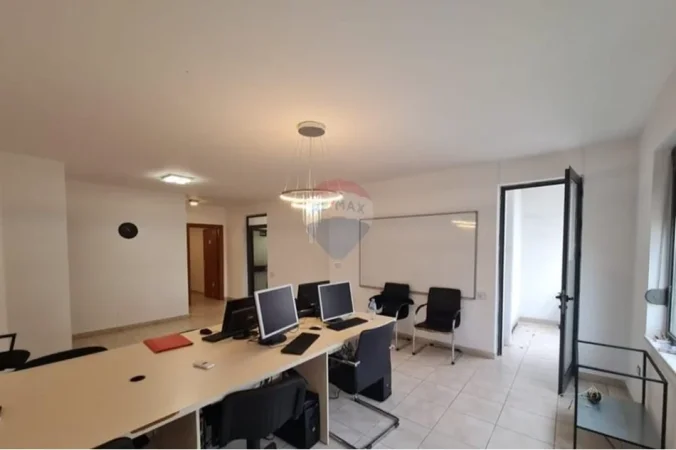 Tirane, jepet me qera zyre , 150 m² 1.000 € 