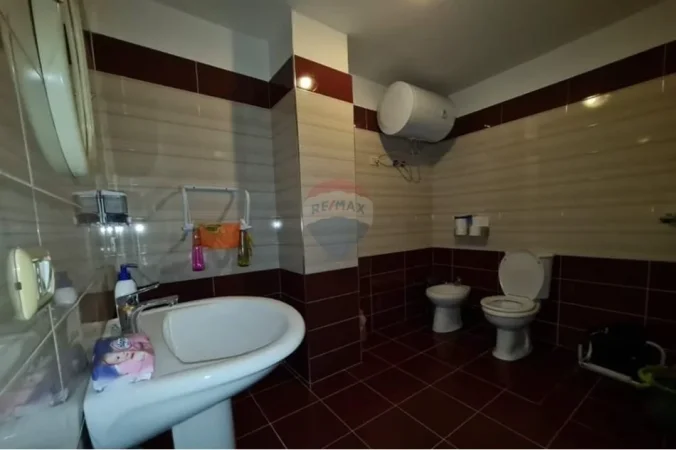 Tirane, jepet me qera zyre , 150 m² 1.000 € 
