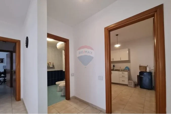 Tirane, jepet me qera zyre , 150 m² 1.000 € 