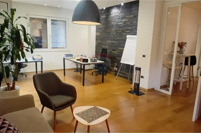 Tirane, jepet me qera zyre , 140 m² 2.000 € 