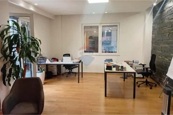 Tirane, jepet me qera zyre , 140 m² 2.000 € 