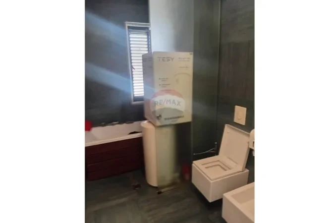 Tirane, jepet me qera zyre , 140 m² 2.000 € 