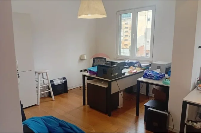 Tirane, jepet me qera zyre , 140 m² 2.000 € 