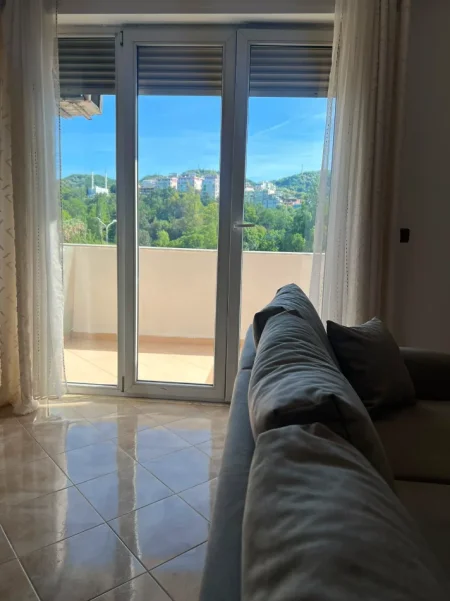 Tirane, jepet me qera apartament 1+1 Kati 5, 70 m² 600 € (KOMUNA PARISIT)