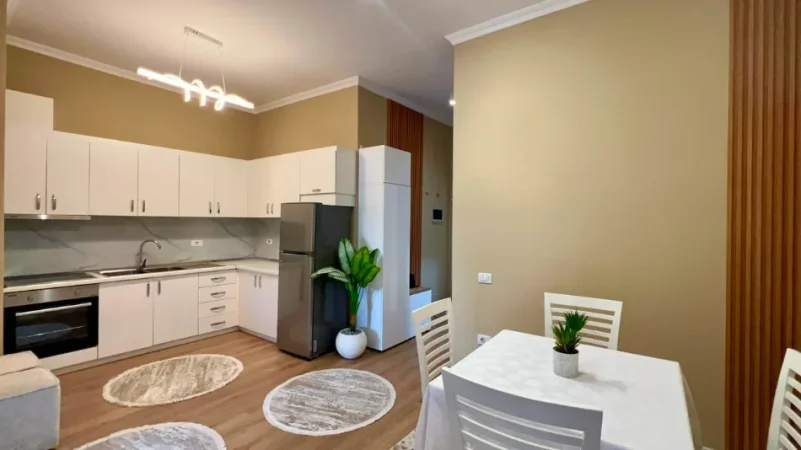 Me Qera: Premium Apt 1+1 +1 Garazh🅿️📍Kopshti Botanik(Prane Xhamise) - Kati.4 - S.70m² - 70,000 Leke/Muaj ||  E Pabanuar me pare 100% e Re✨️
