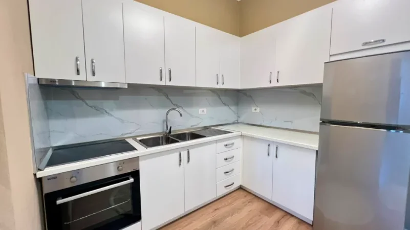 Me Qera: Premium Apt 1+1 +1 Garazh🅿️📍Kopshti Botanik(Prane Xhamise) - Kati.4 - S.70m² - 70,000 Leke/Muaj ||  E Pabanuar me pare 100% e Re✨️