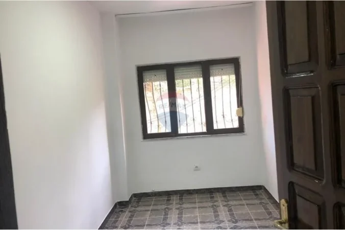 Tirane, jepet me qera zyre , 120 m² 650 € 