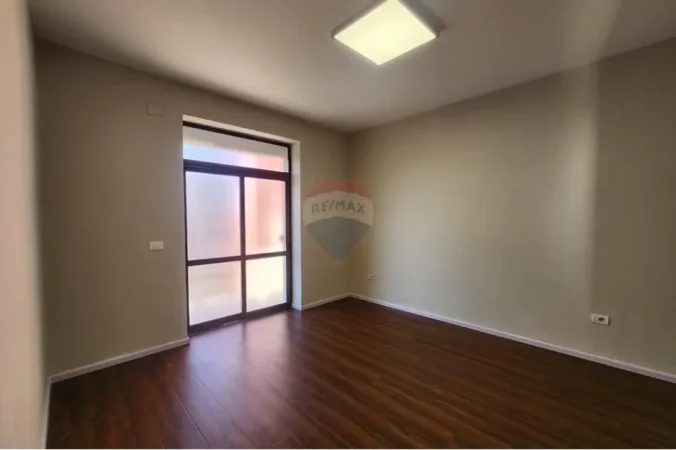 Tirane, jepet me qera ambjent biznesi , 164 m² 1.059 € (Ish Tregu Elektrik)