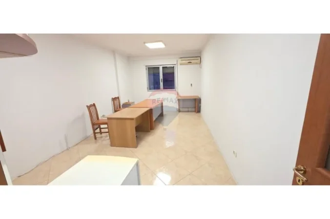 Tirane, jepet me qera zyre , 56 m² 500 € 