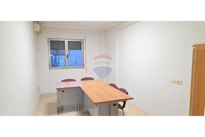 Tirane, jepet me qera zyre , 56 m² 500 € 