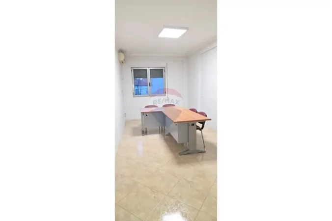 Tirane, jepet me qera zyre , 56 m² 500 € 