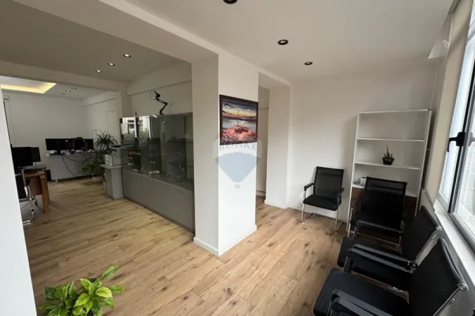 Tirane, jepet me qera zyre , 52 m² 600 € 