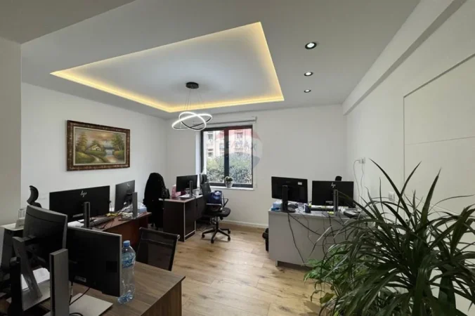 Tirane, jepet me qera zyre , 52 m² 600 € 
