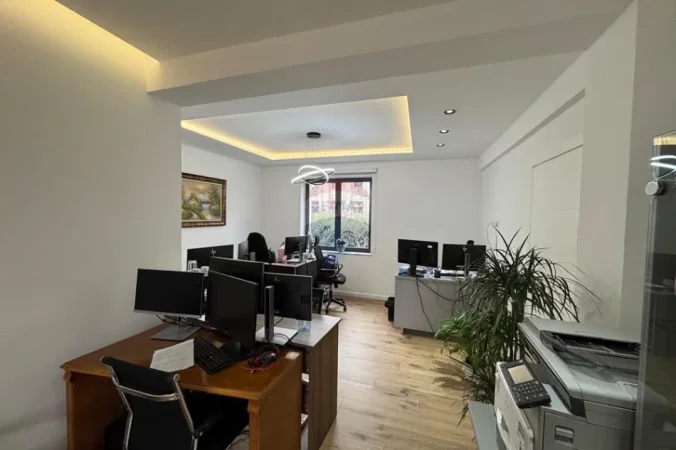Tirane, jepet me qera zyre , 52 m² 600 € 