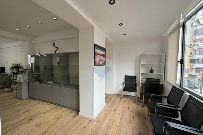 Tirane, jepet me qera zyre , 52 m² 600 € 