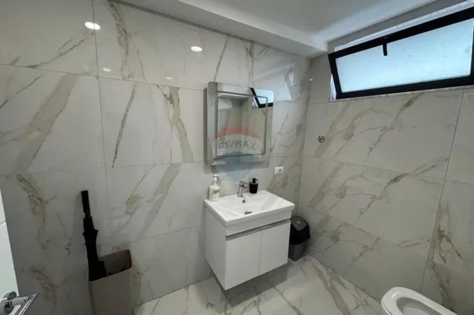 Tirane, jepet me qera zyre , 52 m² 600 € 