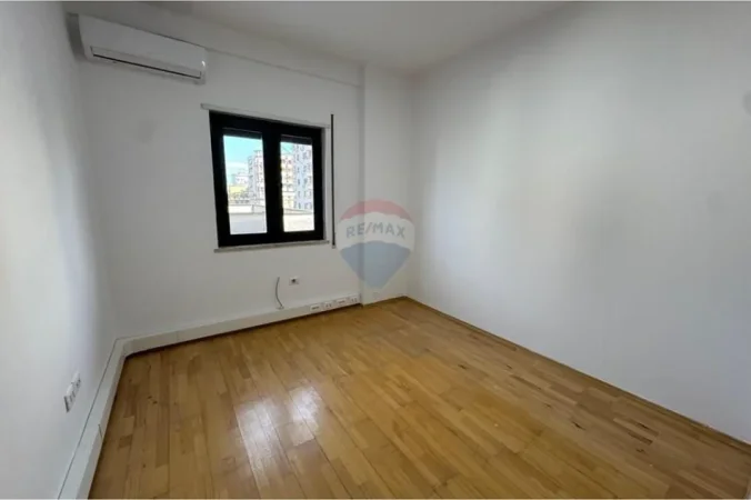 Tirane, jepet me qera zyre , 60 m² 600 € 