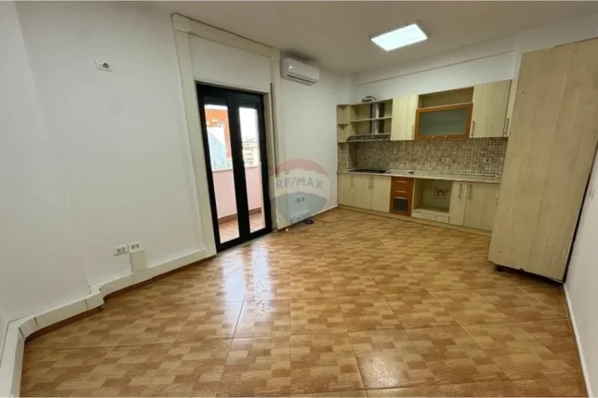 Tirane, jepet me qera zyre , 60 m² 600 € 
