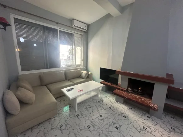 Tirane, jepet me qera shtepi 1+1 Kati 1, 70 m² 500 € (Rruga Fortuzi)