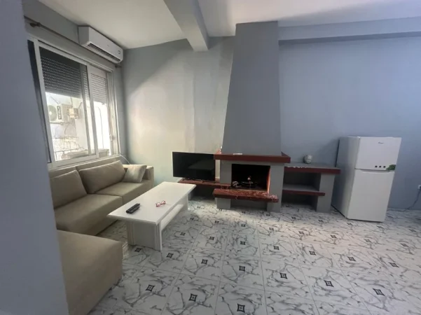 Tirane, jepet me qera shtepi 1+1 Kati 1, 70 m² 500 € (Rruga Fortuzi)