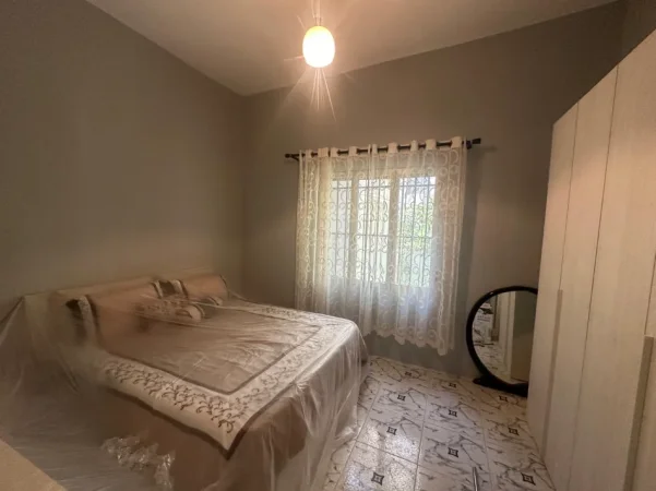 Tirane, jepet me qera shtepi 1+1 Kati 1, 70 m² 500 € (Rruga Fortuzi)