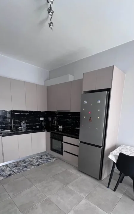 Tirane, jepet me qera apartament 2+1 Kati 7, 100 m² 700 € (Brryli)