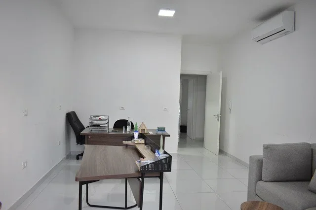 Tirane, jepet me qera zyre Kati 2, 120 m² 1.200 € (Komuna e Parisit/ Kika 2)