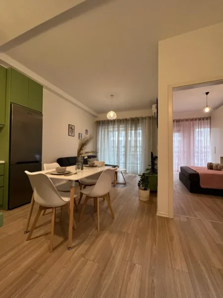 Tirane, jepet me qera Apartament 1+1, Mobiluar,Kati 3,Çmimi 700 Euro, tek Kontakti në 21 Dhjetori, Tiranë.