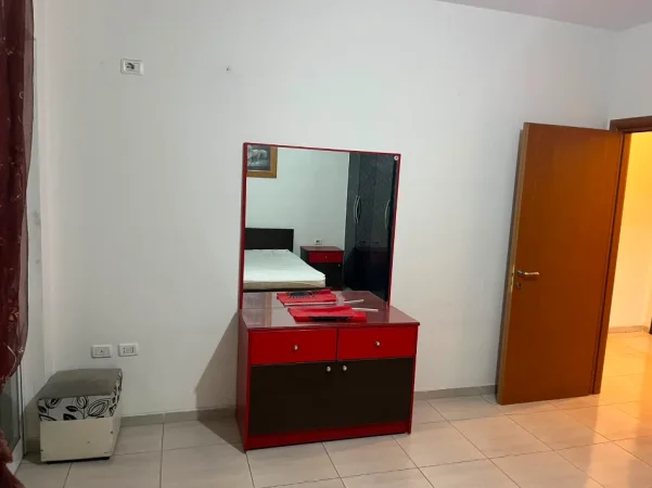 Tirane, jepet me qera apartament 1+1+Ballkon Kati 2, 65 m² 450 € (Pranë Market Well, Astir, Tiranë)