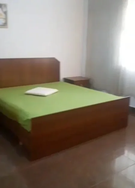 Tirane, jepet me qera apartament 1+1 Kati 1, 70 m² 300 € (Selitë e Vogël)