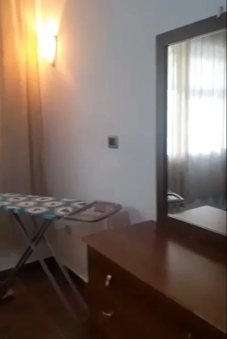 Tirane, jepet me qera apartament 1+1 Kati 1, 70 m² 300 € (Selitë e Vogël)