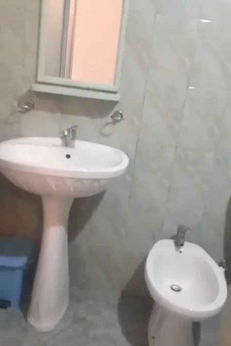 Tirane, jepet me qera apartament 1+1 Kati 1, 70 m² 300 € (Selitë e Vogël)