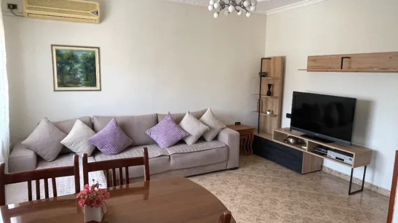 Tirane, jepet me qera apartament 1+1 Kati 5, 450 m² 450 € (Xhamlliku , Oxhaku)