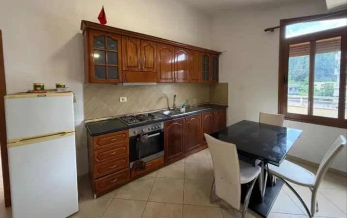 Tirane, jepet me qera apartament 3+1 Kati 3, 120 m² 700 € (Rruga e Elbasanit)