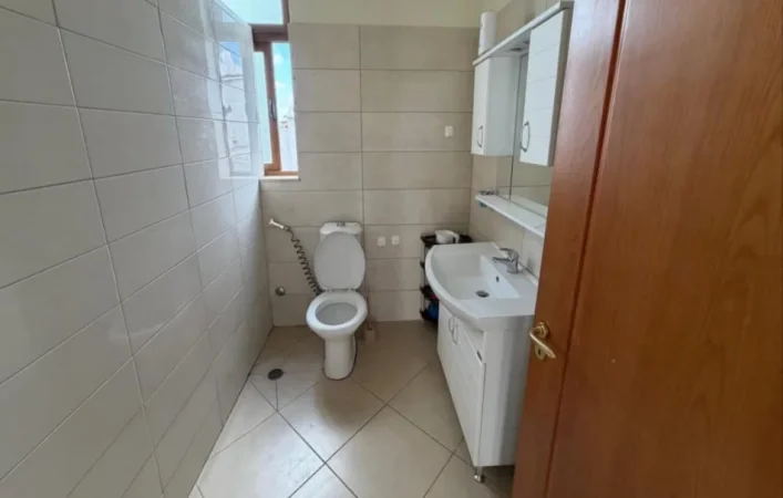Tirane, jepet me qera apartament 3+1 Kati 3, 120 m² 700 € (Rruga e Elbasanit)