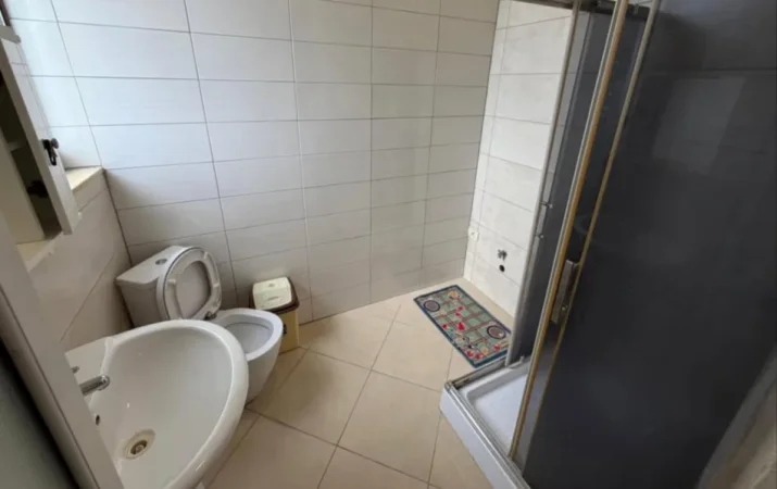 Tirane, jepet me qera apartament 3+1 Kati 3, 120 m² 700 € (Rruga e Elbasanit)