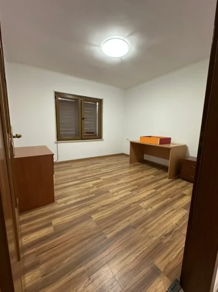 Tirane, jepet me qera apartament 2+1 , 700 € 