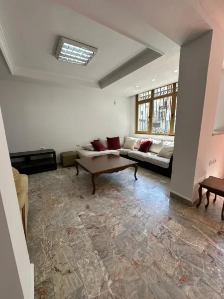 Tirane, jepet me qera apartament 2+1 , 700 € 