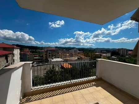 Tirane, jepet me qera apartament 2+1+Ballkon Kati 3, 83 m² 600 € (Qytet Studenti)