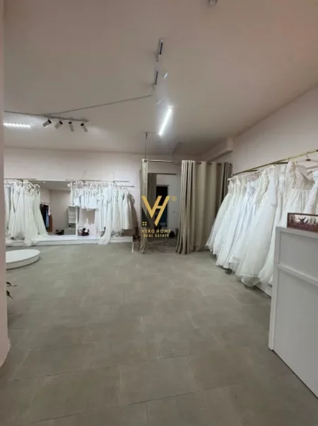 Tirane, jepet me qera ambjent biznesi Kati 0, 95 m² 600 € (FRESKU)