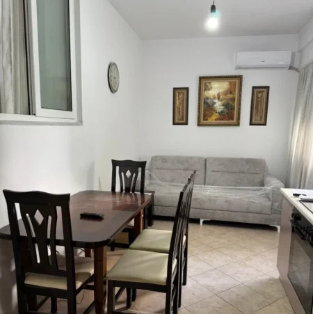 Tirane, jepet me qera apartament 1+1+Ballkon Kati 3, 60 m² 500 € (Komuna e Parisit, Kika 1)