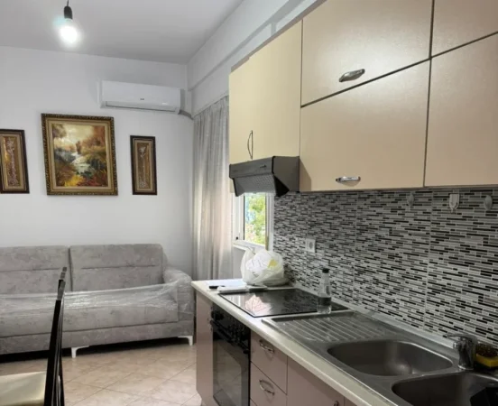 Tirane, jepet me qera apartament 1+1+Ballkon Kati 3, 60 m² 500 € (Komuna e Parisit, Kika 1)