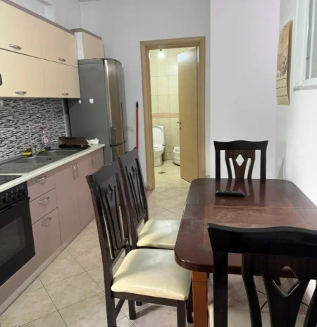 Tirane, jepet me qera apartament 1+1+Ballkon Kati 3, 60 m² 500 € (Komuna e Parisit, Kika 1)