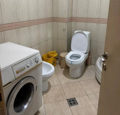 Tirane, jepet me qera apartament 1+1+Ballkon Kati 3, 60 m² 500 € (Komuna e Parisit, Kika 1)