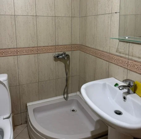 Tirane, jepet me qera apartament 1+1+Ballkon Kati 3, 60 m² 500 € (Komuna e Parisit, Kika 1)