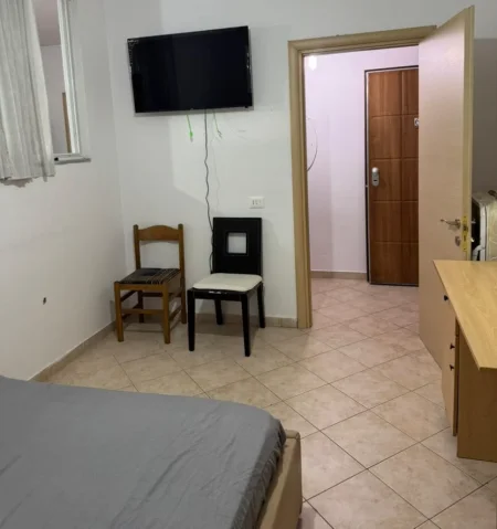 Tirane, jepet me qera apartament 1+1+Ballkon Kati 3, 60 m² 500 € (Komuna e Parisit, Kika 1)