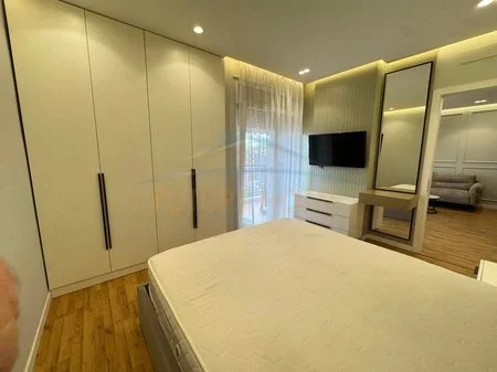 Tirane, jepet me qera apartament 1+1+Ballkon Kati 10, 65 m² 650 € (Fusha e Aviacionit)