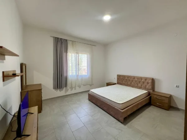 Tirane, jepet me qera garsonier 1+1 Kati 1, 40 m² 250 € (Rruga Mihal Grameno)