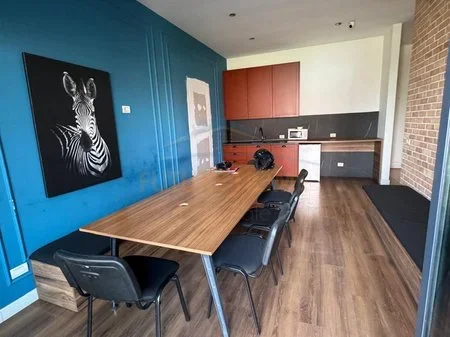 Tirane, jepet me qera zyre Kati 1, 211 m² 2.000 € (Astir)